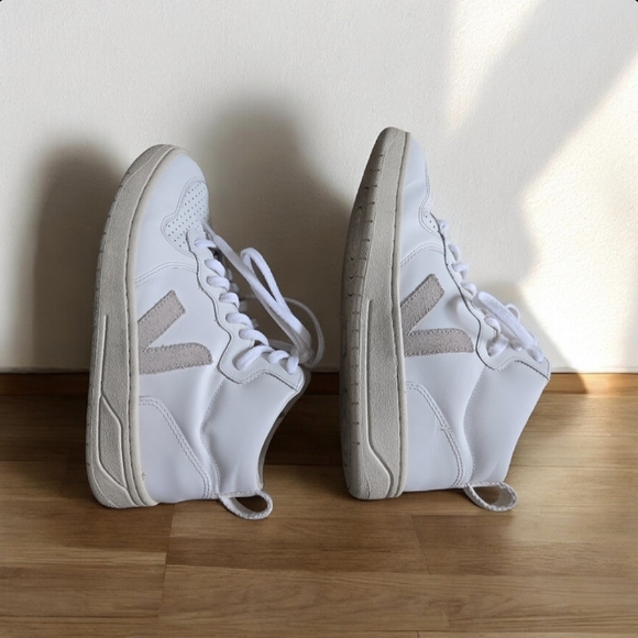 Veja Women’s V-15 Leather Sneaker White/Natural Mid Top US7/UK5/EU38 - Picture 5 of 8